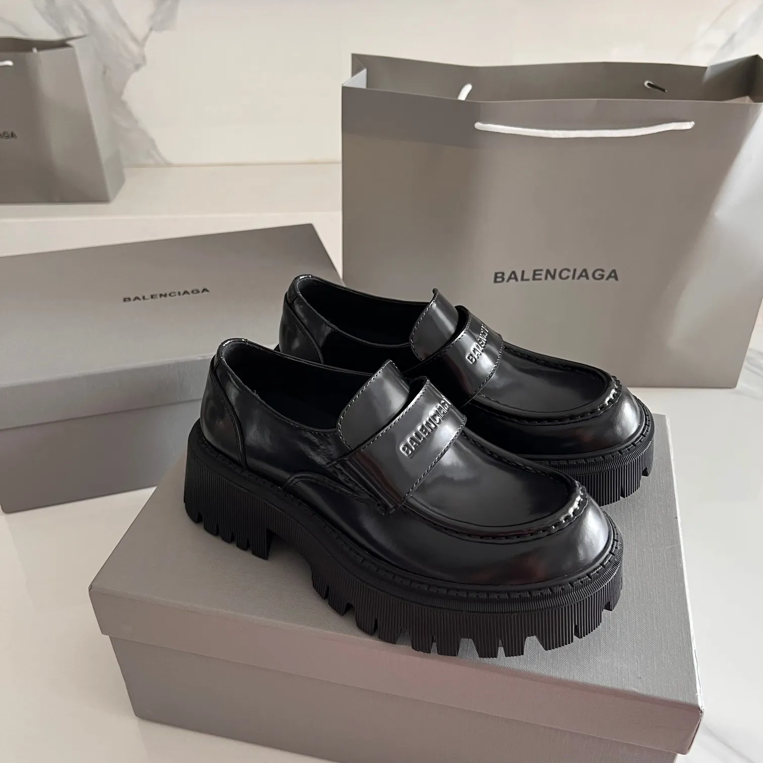 👟👟Ex-factory price 600👟👟 BALENCIAGA# Balenciaga's new big-toe derby shoes TRACTOR big-toe derby shoes loafers👞 Original medium-gloss open-edge beaded cowhide. Restrained and stylish. Matched with the brand logo on the shoe cover. The rhythm of closing your eyes. The lining and feet are made of black silk cowhide. The texture is soft and delicate. The gear-shaped rubber outsole is 5cm higher. Size: 35-40 (customization of 40 pieces is not returnable)